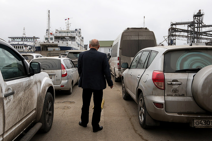 Автомобили в очереди у Керченской паромной переправы в порту Кавказ