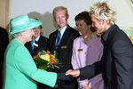 Королева Великобритании Елизавета II приветствует капитана Дэвида Бекхэма на приеме до церемонии открытия Игр Содружества в Манчестере. 2002 год