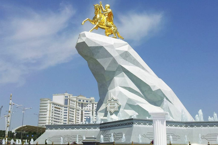 Золотая статуя Туркменбаши в Туркмении