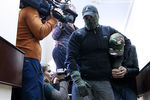 Мохмад Межидов (справа), подозреваемый в причастности к подготовке теракта в Москве, во время рассмотрения ходатайства об аресте в Лефортовском суде