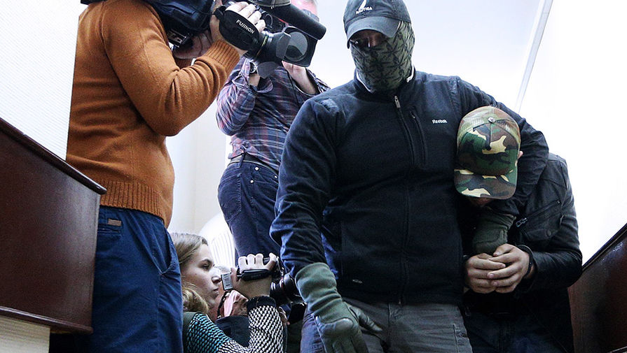 Мохмад Межидов (справа), подозреваемый в&nbsp;причастности к&nbsp;подготовке теракта в&nbsp;Москве, во время рассмотрения ходатайства об аресте в&nbsp;Лефортовском суде