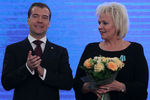 Президент РФ Дмитрий Медведев и певица Анне Вески, награжденная орденом Дружбы, 2011 год