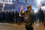 Мужчина во время беспорядков на одной из улиц Лилля