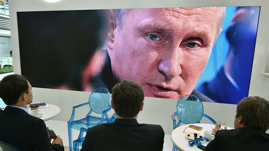Участники ВЭФ во время трансляции выступления президента России Владимира Путина на пленарном заседании форума, 7 сентября 2017 года