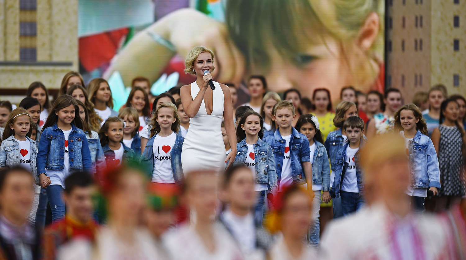 Певица Полина Гагарина выступает на церемонии открытия Дня города на Красной площади в Москве