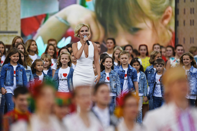 Певица Полина Гагарина выступает на церемонии открытия Дня города на Красной площади в Москве