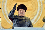 Руководитель КНДР Ким Чен Ын во время военного парада по случаю VIII съезда Трудовой партии Северной Кореи, Пхеньян, 15 января 2021 года