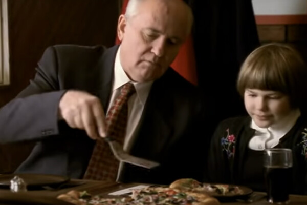 В&nbsp;1997 году Михаил Горбачев согласился сняться в&nbsp;рекламе Pizza Hut. В&nbsp;рекламном ролике американской пиццы политик появляется вместе со своей внучкой, но не произносит ни слова. Реклама заканчивается словами «За Горбачева!»
