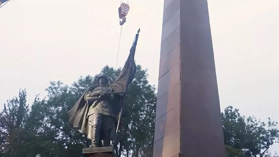 В Черновцах демонтировали памятник красноармейцу на Соборной площади