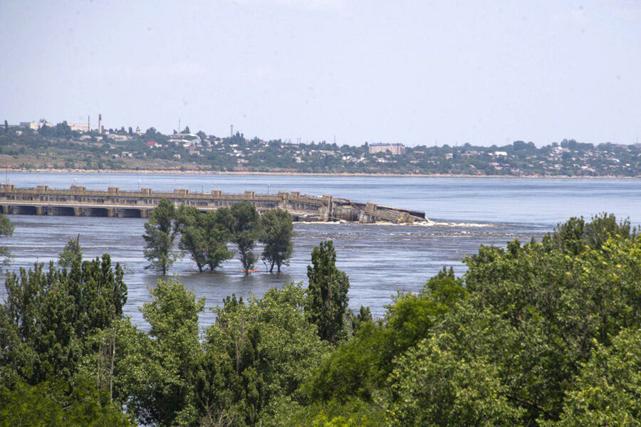 Разрушенная плотина Каховской ГЭС, расположенная по течению Днепра выше Херсона.