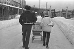 Отдыхающие идут на каток в Центральном парке культуры и отдыха им. М. Горького, 1966 год