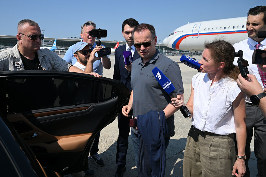 Прилет российской делегации на&nbsp;переговоры в&nbsp;Турцию. В&nbsp;центре: помощник президента РФ Владимир Мединский, 23&nbsp;июля 2025&nbsp;года