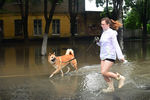 Жительница Уссурийска на одной из затопленных улиц города