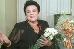 Певица Людмила Зыкина, получившая титул «Суперзвезды уходящего столетия», после церемонии награждения лауреатов премии «Российский Национальный Олимп» 2000 года