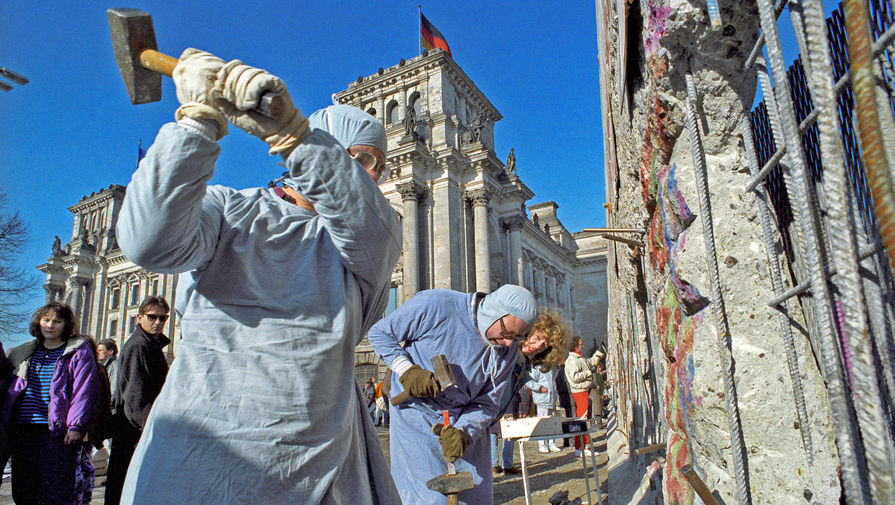 Жители ГДР разбирают Берлинскую стену на сувениры, 21 октября 1990 года