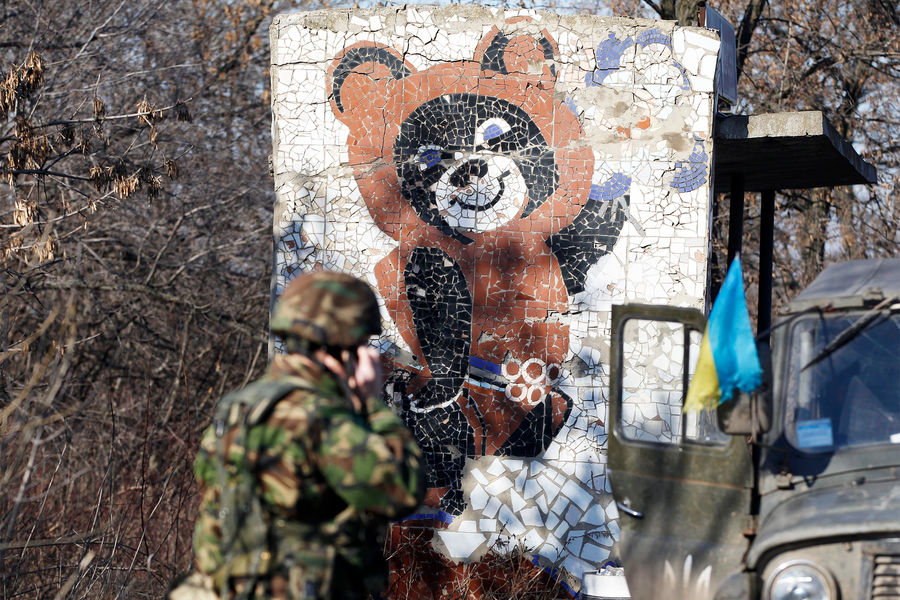 Украинский военнослужащий недалеко от города Артемовск, Украина, 13 февраля 2015 года