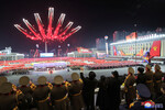 Ким Чен Ын наблюдает за демонстрацией на военном параде в честь 75-летия Корейской народной армии на площади Ким Ир Сена в Пхеньяне, Северная Корея, 8 февраля 2023 года
