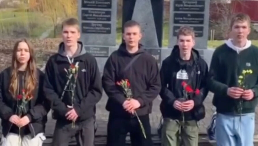 Украинских подростков поставили на колени за танцы у памятника убитым в ДНР бойцам ВСУ