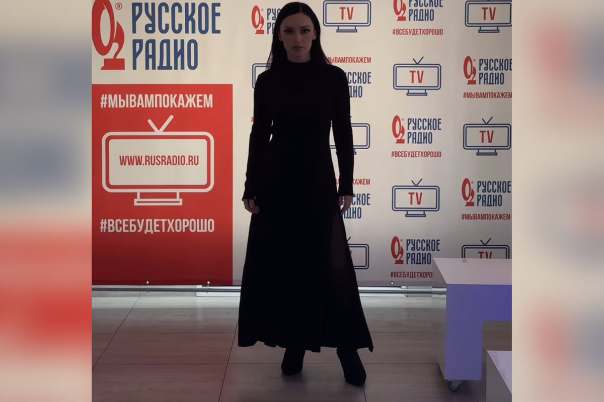 Экс-солистка SEREBRO вышла на сцену в платье с разрезом до бедра -  Газета.Ru | Новости