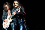 Гитарист Джо Перри и вокалист Aerosmith Стивен Тайлер на концерте в Москве
