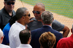 Барак Обама общается с бывшим игроком New York Yankees Дереком Джетером