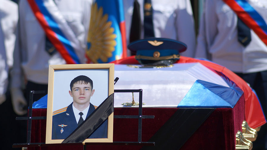 Во время прощания с&nbsp;погибшим в&nbsp;Сирии российским военным летчиком-оператором Евгением Долгиным