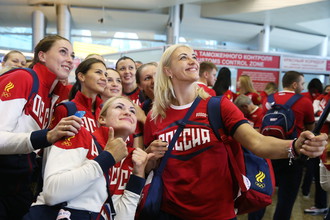 Российские гандболистки фотографируются в аэропорту Шереметьево перед вылетом в Рио