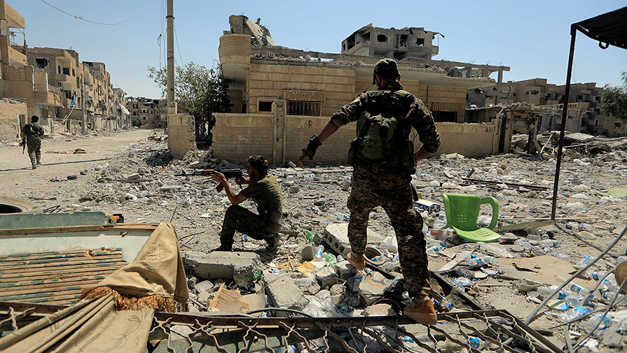 Архивное фото. Солдаты Сирийских демократических сил в окрестностях города Ракка, 14 августа 2017 года