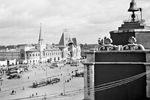 Здание, выполненное в неорусском стиле, оказалось походим на сказочный терем, украшенный керамическими сиренево-серыми панно с ягодами земляники. На фото: Комсомольская площадь в Москве, 1922 год