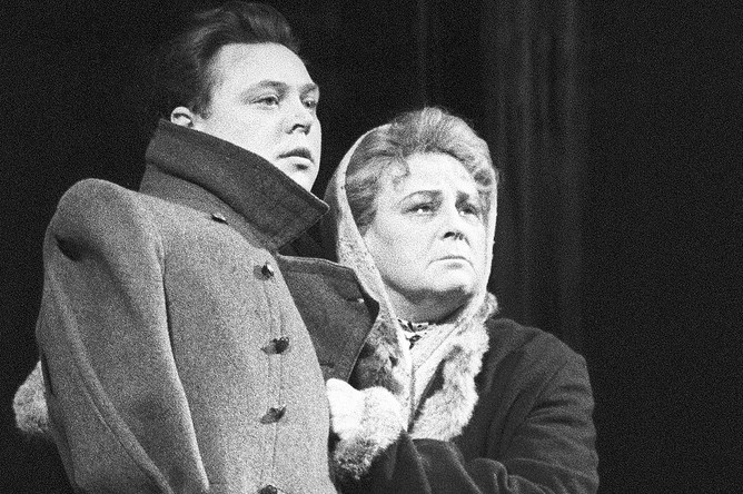 Алла Тарасова и Вячеслав Невинный в спектакле Константина Симонова «Дым отечества» на сцене филиала Московского Художественного академического театра СССР имени М.Горького, 1968 год