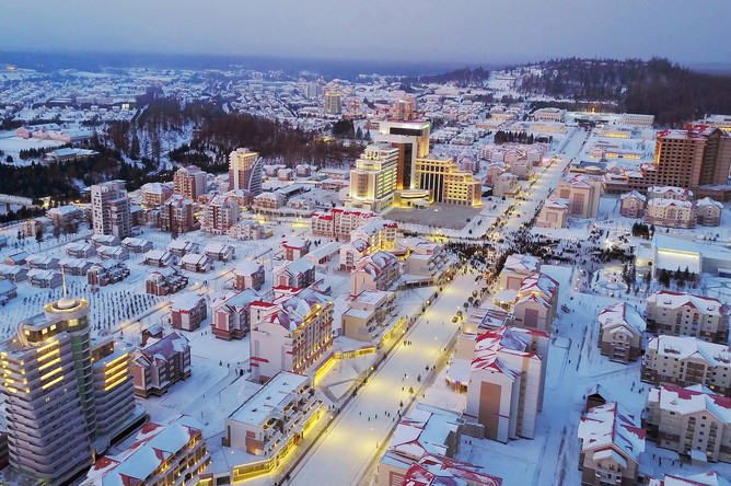 Вид на город Самджиён у горы Пэктусан, фотография опубликована агентством ЦТАК 2 декабря 2019 года