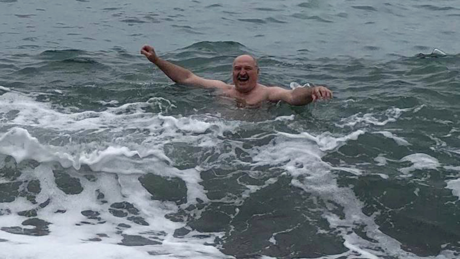 Купался в море я черном. Лукашенко купается в черном море. Лукашенко искупался в черном море. Лукашенко купается в Сочи. Лукашенко плавает в черном море.