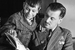 Писатель Сергей Михалков с сыном Андреем, 1946 год