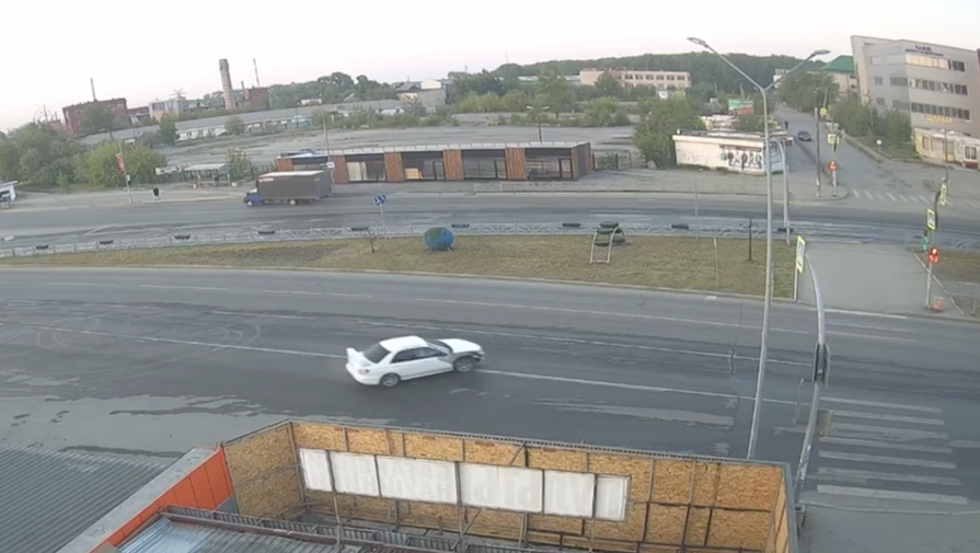 В Первоуральске автомобиль на полном ходу врезался в остановку