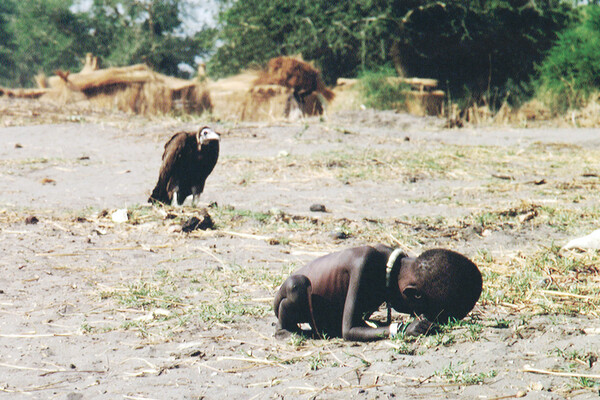 Кевин Картер. &laquo;Голодающий ребенок и стервятник&raquo;. 1993&nbsp;год
<br><br>Ребенок в&nbsp;вымирающей от голода деревне в&nbsp;Судане