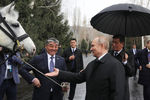 Президент России Владимир Путин с подаренным президентом Киргизии Сооронбаем Жээнбековым орловским рысаком в Бишкеке, 28 марта 2019 года