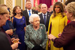 Королева Елизавета II (в центре), первая леди США Меланья Трамп (справа), канцлер Германии Ангела Меркель (слева) на приеме в Букингемском дворце в рамках саммита глав государств и правительств стран НАТО по случаю 70-летия альянса