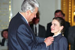 Президент РФ Борис Ельцин вручает орден «За личное мужество» фигуристке Екатерине Гордеевой, 1994 год