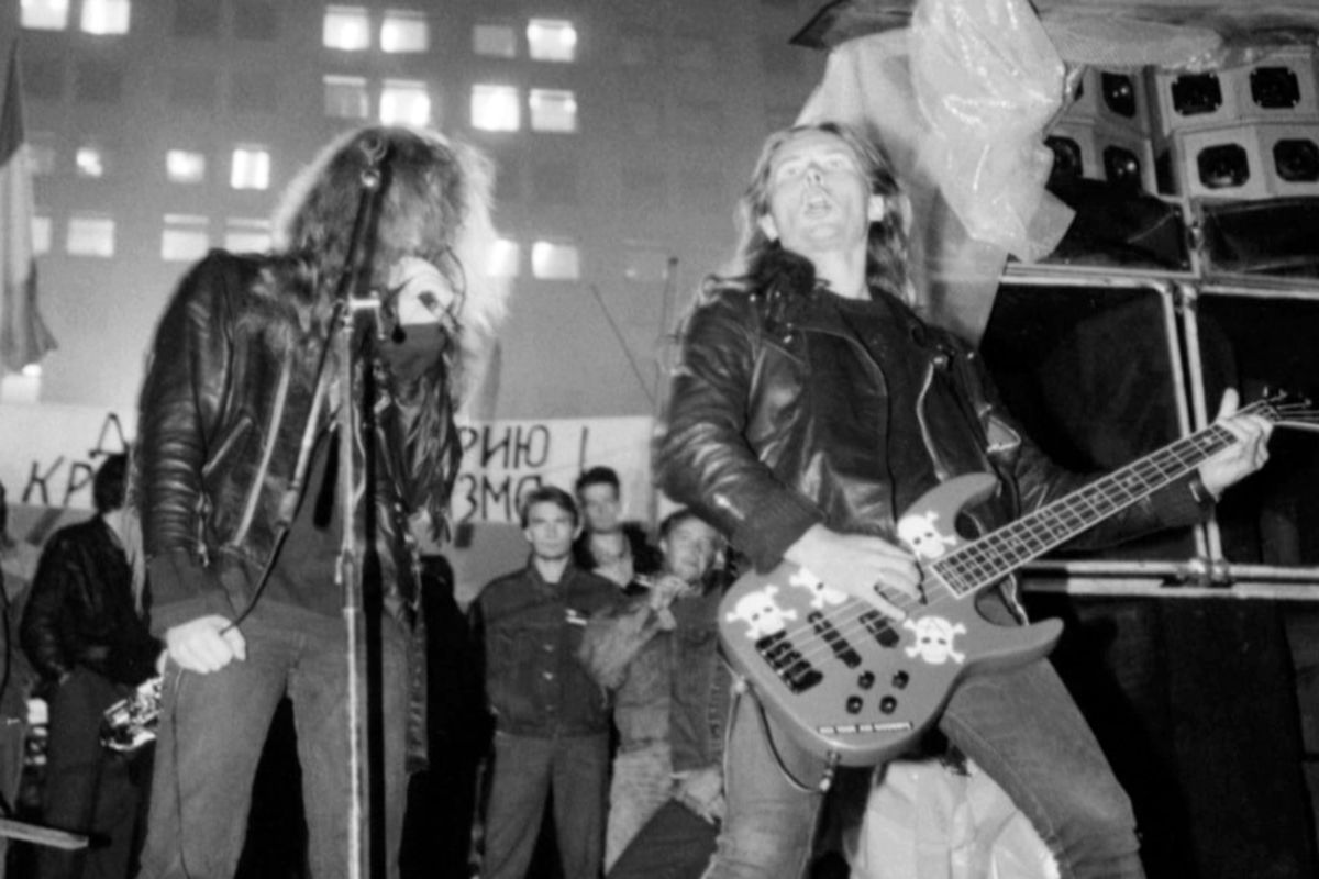 Группа «Коррозия металла» во время концерта «Рок на баррикадах», 22 августа 1991 года