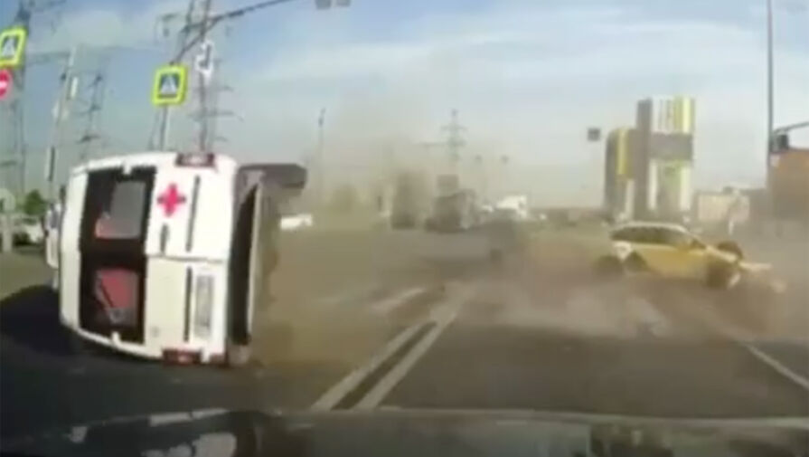 Авария с перевернувшейся скорой в Москве попала на видео