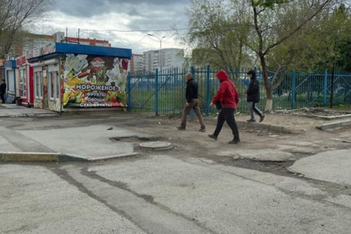 В Новосибирске подростки избили мужчину со сломанной рукой и сняли  происходящее на камеру - Газета.Ru | Новости