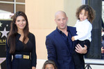 Палома Хименес и Вин Дизель с детьми во время церемонии открытия звезды актера на Аллее славы в Голливуде, 2016 год 