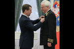 Дмитрий Медведев во время вручения ордена «За заслуги перед Отечеством» IV степени постпреду России при ООН Виталию Чуркину на торжественной церемонии в Кремле, 2012 год