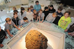 Дети осматривают метеорит Челябинск в одном из залов краеведческого музея Челябинска