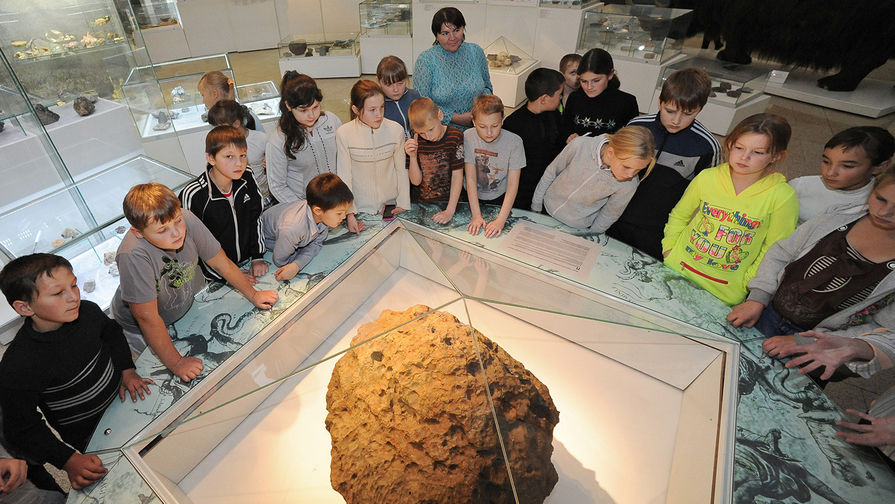 Дети осматривают метеорит Челябинск в одном из залов краеведческого музея Челябинска