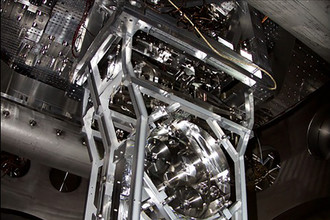 одно из 40-килограммовых зеркал детектора LIGO