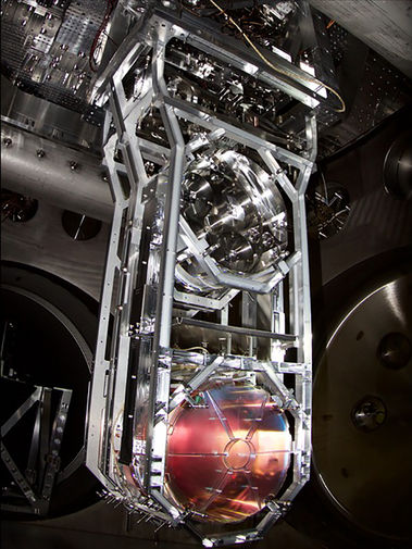 одно из 40-килограммовых зеркал детектора LIGO