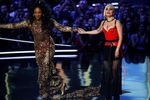 Певица Леди Гага и ведущая церемонии Тиффани Хаддиш 