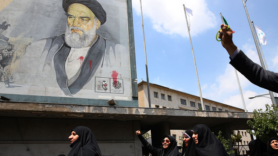 Портрет бывшего Высшего руководителя Ирана аятоллы Хомейни на стене здания в Тегеране во время митинга в защиту Палестины, май 2018 года