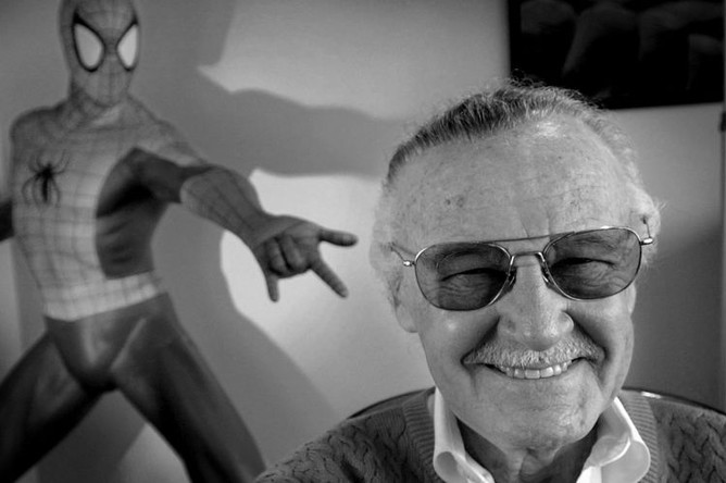 <b>Стэн Ли (28 декабря 1922 – 12 ноября 2018).</b> Американский писатель, актер, продюсер, телеведущий, сценарист, редактор и создатель множества персонажей комиксов, бывший президент и председатель совета директоров издательства Marvel Comics. В сотрудничестве с несколькими художниками он создал Человека-паука, Халка, Доктора Стрэнджа, Тора, Людей Икс и многих других вымышленных персонажей